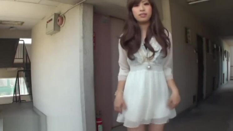 アジア人が排水溝に小便をする