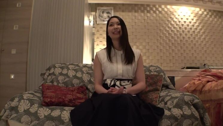 叱責するような愛撫でため息をつく美しい女性