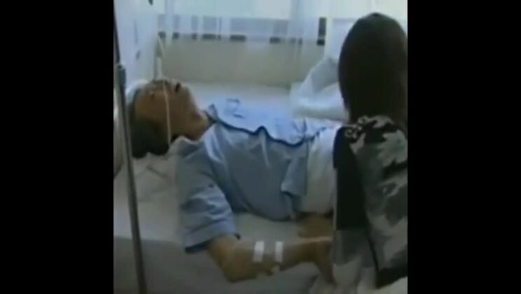 入院中の夫を裏切る女性