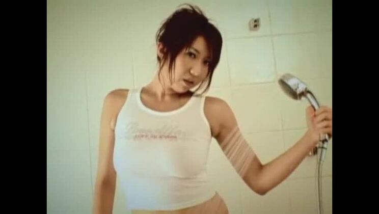 最高の日本人女の子による素晴らしい手コキ、スリーサムのJAVクリップ