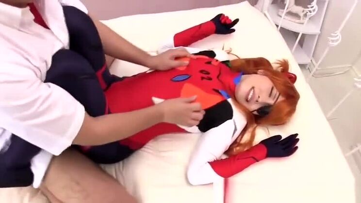 セクシーなアジア人女性が欲求不満の男に尻を触られる