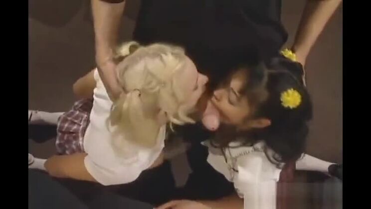 アジアの尻軽女が3Pでペニスを吸うパート2