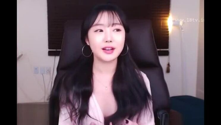 韓国の美女が巨乳で遊ぶ