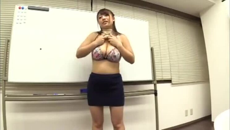 巨乳の素晴らしい日本人ビッチが出演するJAVビデオショーをご覧ください