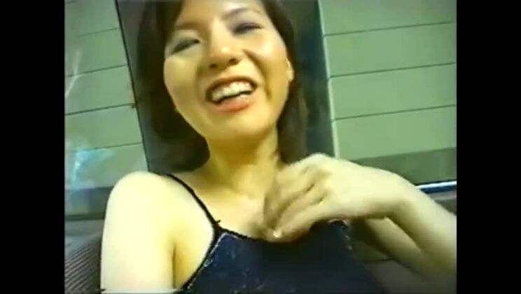 路上で服を脱ぐ日本人少女