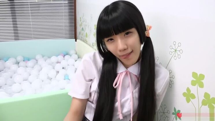 日本の10代の少女がソーセージを舐める