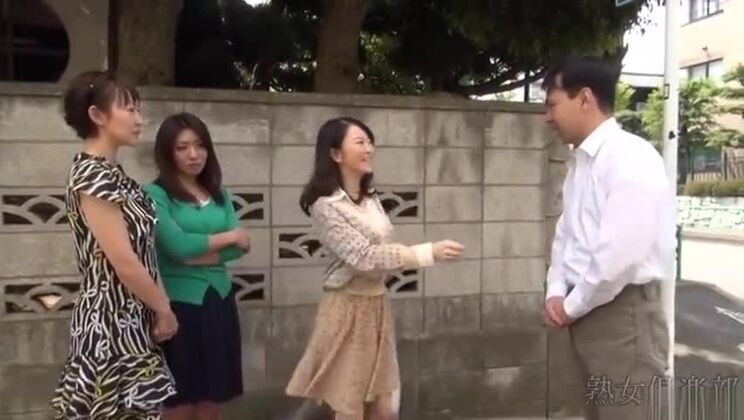 日本人熟女の手コキ無修正