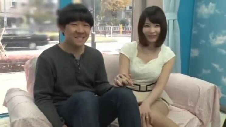 新しい日本人売春婦のホットなJAVシーンショーを見る