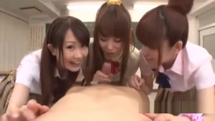 3人の女子高生が男のペニスをしゃぶり、口の中に精液を出し、