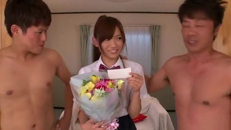 見た目の良い平胸のアジア人ティーンスラットが激しくチンポをしゃぶる