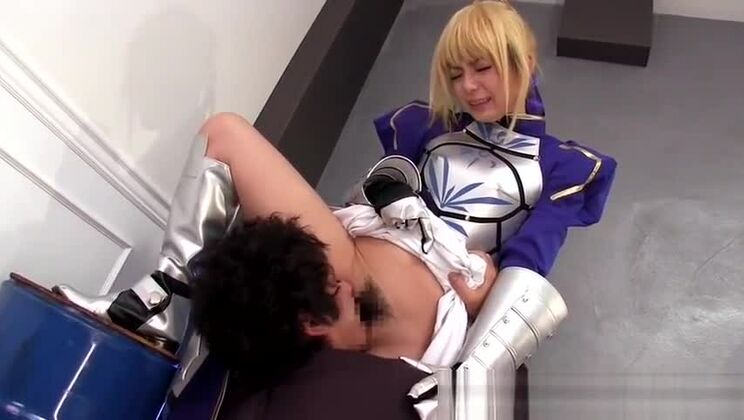 コスプレ姿のアジア人美女が熱いおまんこにクリームを塗られる