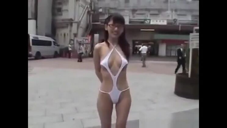 東京の街を半裸で歩く