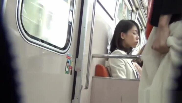 アジア人がしゃがみトイレで小便をする