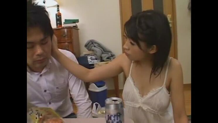 エキゾチックな日本人ビッチ、半田ささが出演する、欲求不満の妻、手コキのJAVビデオ