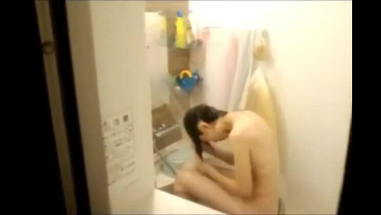 信じられないほどの日本の尻軽女が素晴らしい公共の場でのJAVシーンを観るショー