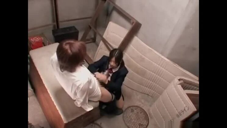 日本の女子高生によるフェラチオサービスと口内射精