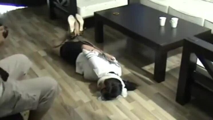 アジア人が縛られる