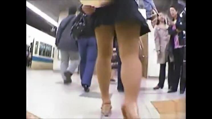 日本のスパイがスカートの中を覗き見る