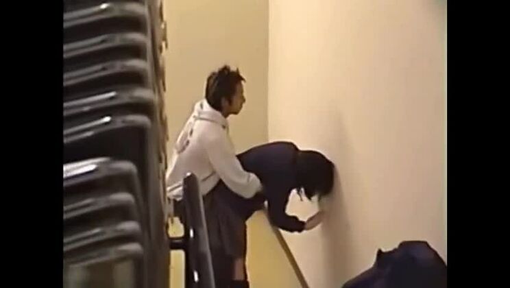 建物の中でイチャイチャするカップル