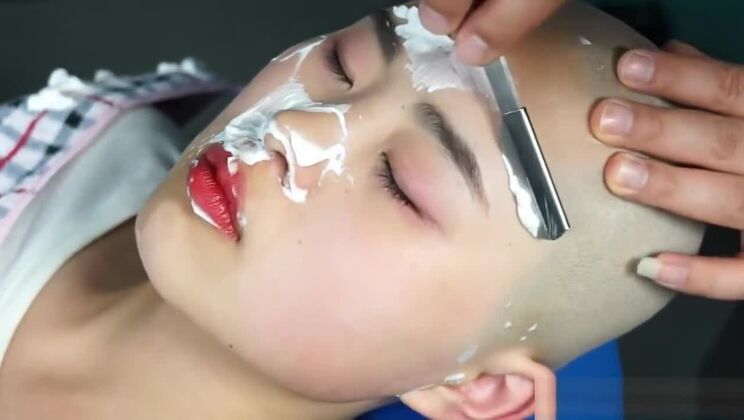 セクシーなアジア人女性の坊主頭 2