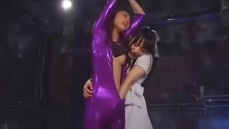 レズビアンが目隠しされて縛られる