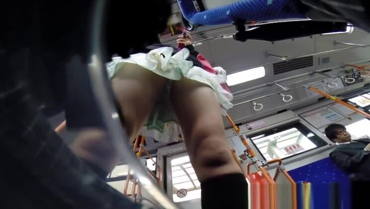 スパイカメラでアジア人がバスを指で触る