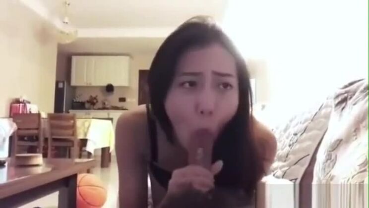 アジア人女性のフェラチオ