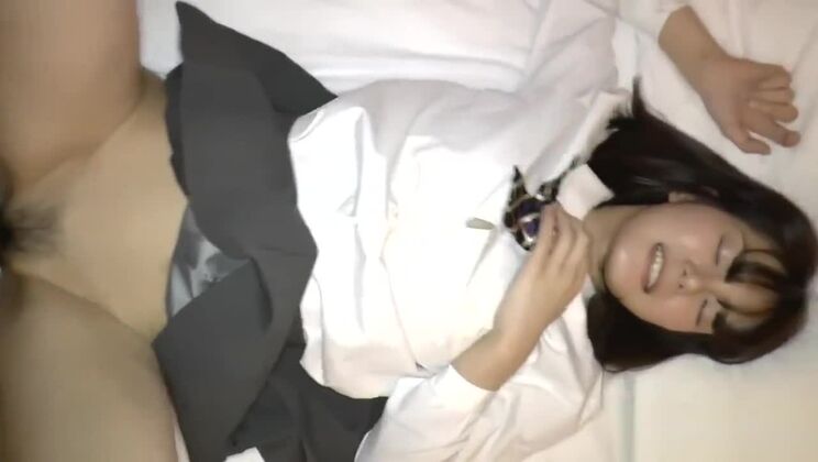 私たちは18歳の女性に自分たちの制服を着せてきました