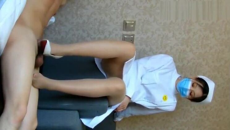 CHINESE FOOTJOB 护士学姐高跟鞋肉丝踩足交 超级爽