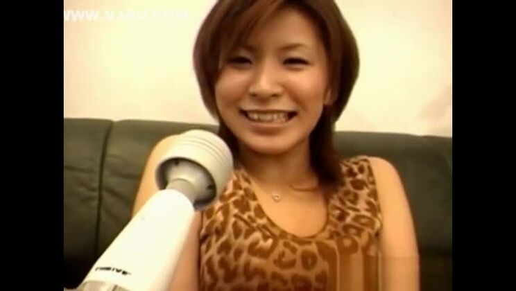 アジア人誘惑女が興奮したマンコをバイブレーターで刺激される