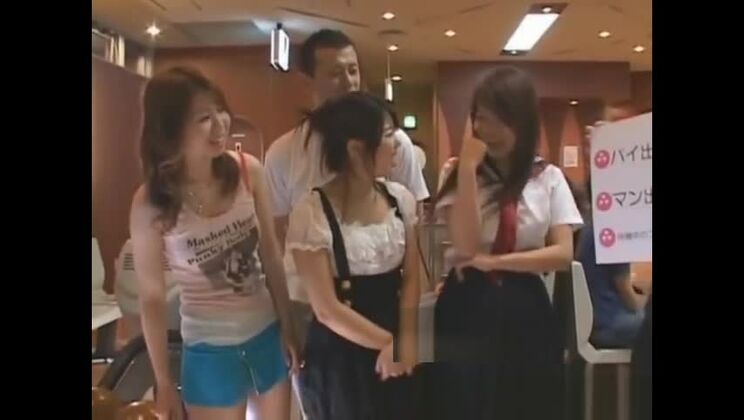 セクシーな日本人女性が服を脱ぐ