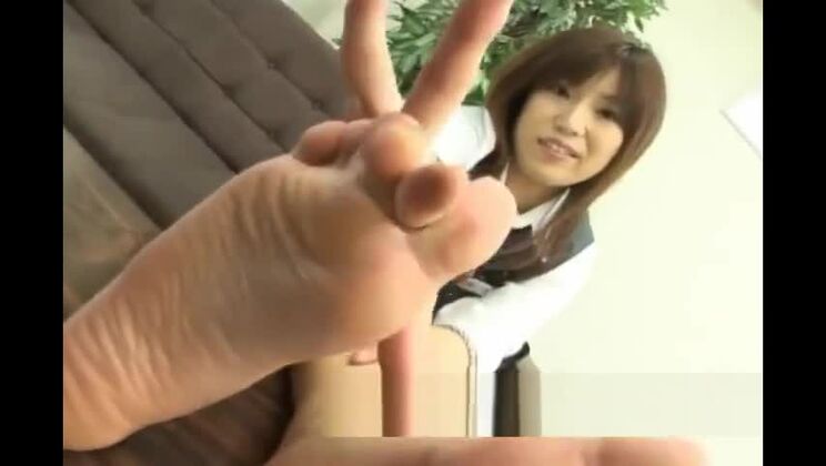 足フェチ - 銀行の女性従業員の大きな足