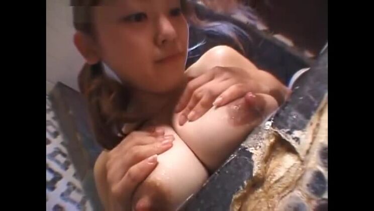 女の子の大きな授乳中のおっぱい 2. 巨大なミルクのおっぱいを洗う