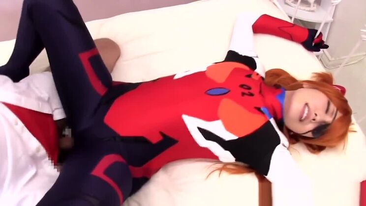 日本のコスプレ赤毛がセックス前にフェラチオをする