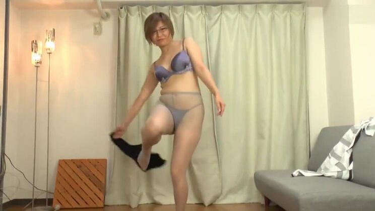 眼鏡をかけた踊る女性