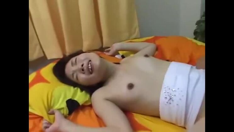 タイトなアジア人女性がビーバーを叩かれる