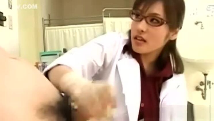 アジアの看護師の尻軽女が患者をオナニーさせる魅惑的