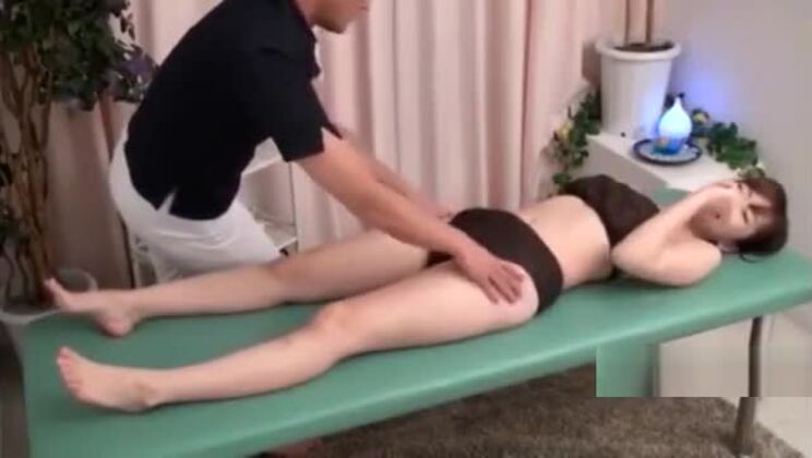 毛深い陰毛を持つアジア系日本人美女がワックス脱毛を受けている