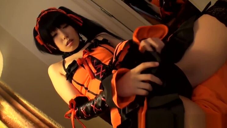 東洋風コスプレ美女が自分の性器にオモチャをこすりつける