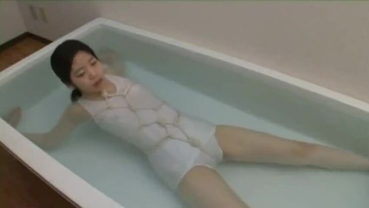 日本の少女が息を止めている