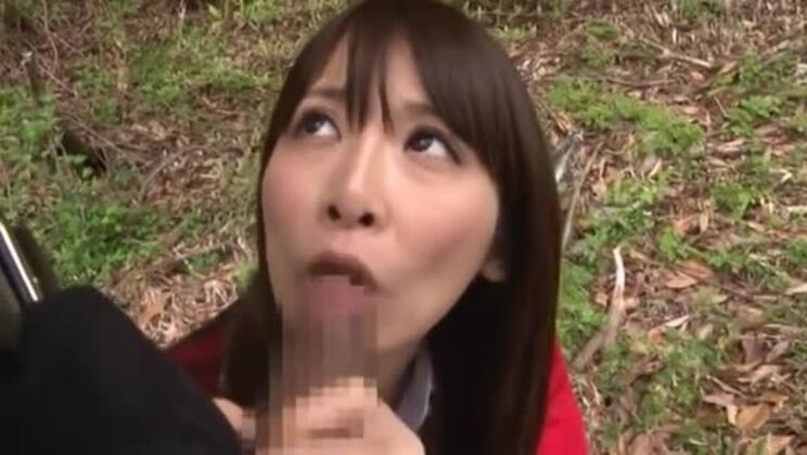 日本のAVモデルは、ペニスをしゃぶる熟女です