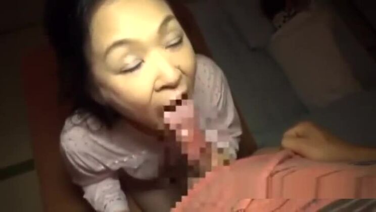 熟女が若い男をしゃぶる 夫が隣で寝ている間にファックされる