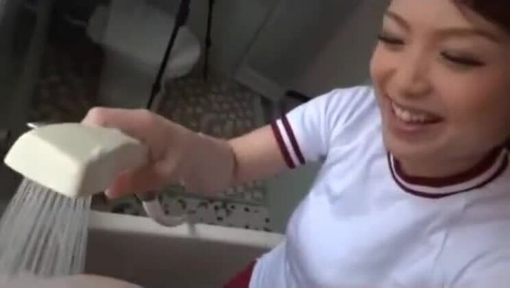 バスタブに立っている訓練着姿の巨乳女子高生が男に後ろから犯される