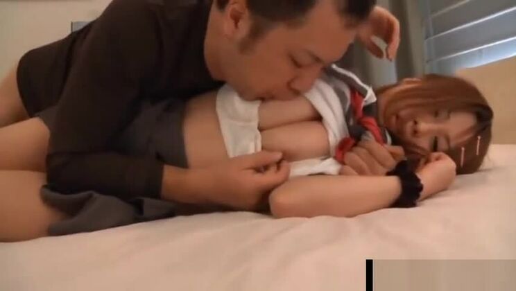 アジア系の女子大生が尻を舐められる