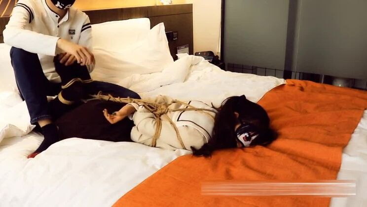 ツインテールの女の子のボンデージとボールギャグ