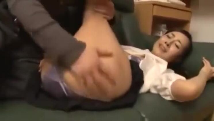 日本の毛深いマンコを指で刺激する