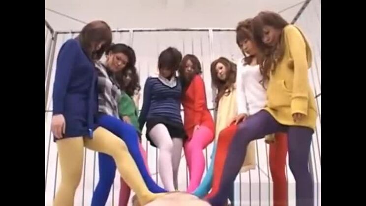 男がグループから熱いフェラチオを受けるパート3