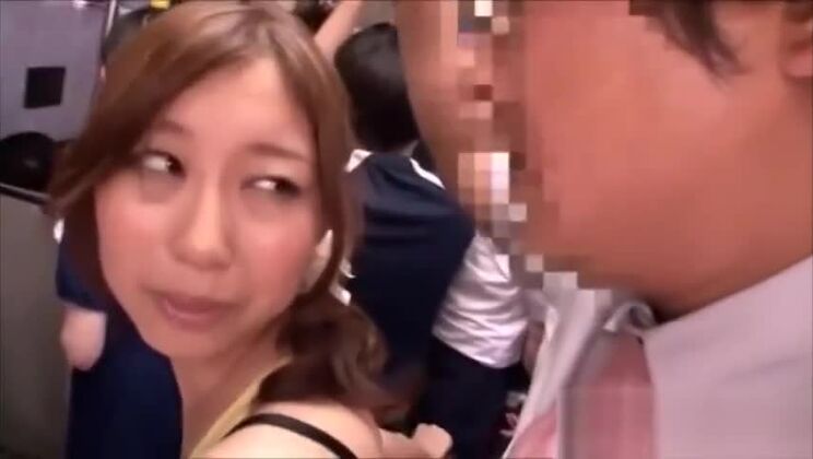 セクシーな日本人少女がバスの中でフェラチオとセックスをする