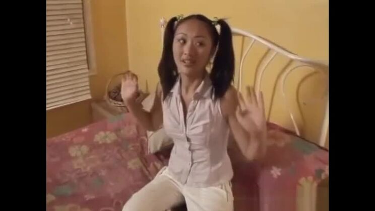 日本のホットなティーンエイジャーが野性的なファンタジーの男をしゃぶる奇妙なシーン