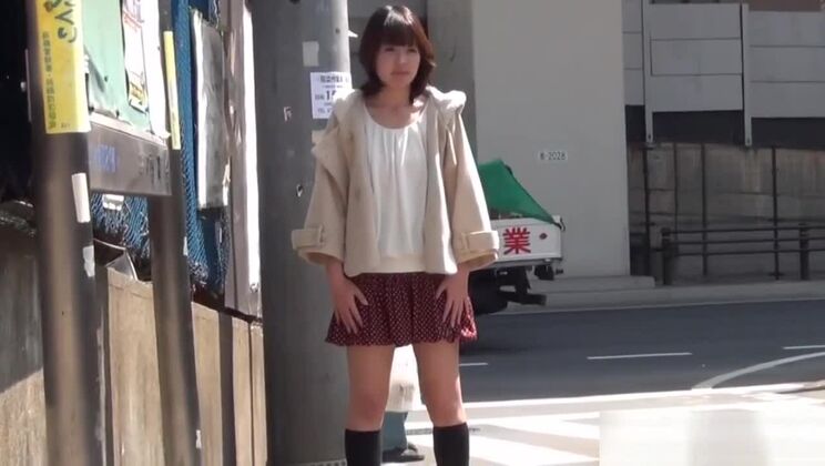 アジア系のティーンエイジャーが下着をチラ見せ